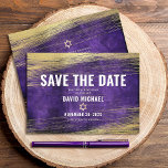 Pub Mitzvah Lila Watercolor Gold Foil Modern Spara Datumet<br><div class="desc">Se till att alla dina vänner och släktingar kan fira er sons milstolpe Pub Mitzvah! Skicka ut den här coolan, ett unikt, modernt personlig "Spara datummeddelande". Folipenseldrag för metallisk guld och David Star, tillsammans med fet, vit typografi, täcker över en rik, mörk lila vattenfärgsbakgrund för . Anpassa anpassningsbarna till Pub...</div>