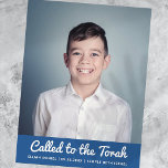 Pub Mitzvah Modern Anpassningsbar Fotoinbjudan Vykort<br><div class="desc">"Kallat till Torah" skrivet i ett lekfullt kursivt skript med sans serif-typografi på en enkel bakgrund i färg. Lägg till ett anpassningsbar-foto. Finns här: http://www.zazzle.com/store/selectpartysupplies</div>