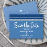 Pub Mitzvah Modern Bold Blue Silver Tallit-skript Spara Datumet<br><div class="desc">Se till att alla dina vänner och släktingar kan fira er sons milstolpe Pub Mitzvah! Skicka ut den här coolan, ett unikt, modernt personlig "Spara datummeddelande". Fet, vit manustypografi, David stjärna och ett marint blått och silver glitter-randigt färgat krita inspirerade grafiskt överlägg av en enkel, kornblommeblå bakgrund. Anpassa anpassningsbarna till...</div>
