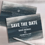 Pub Mitzvah Modern Charcol Grått Silver Foil Spara Datumet<br><div class="desc">Se till att alla dina vänner och släktingar kan fira er sons milstolpe Pub Mitzvah! Skicka ut den här coolan, ett unikt, modernt personlig "Spara datummeddelande". Penseldrag för metallisk silver och David Star, tillsammans med fet, vit typografi, täcker över en rik, mörk kol grått blue ombre-färgbakgrund. Anpassa anpassningsbarna till Pub...</div>