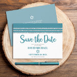 Pub Mitzvah Modern djold Teal Silver Tallit-skript Spara Datumet<br><div class="desc">Se till att alla dina vänner och släktingar kan fira er sons milstolpe Pub Mitzvah! Skicka ut den här coolan, ett unikt, modernt personlig "Spara datummeddelande". Dold, dammig, färgblå grönt, David-stjärnan och en dammig tealblått grönt och silver-glitter-randig tallit inspirerade grafisk övertäckning av en enkel, vit bakgrund. Anpassa anpassningsbarna till Pub...</div>