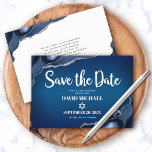 Pub Mitzvah Modern Navy Blue Ombre Agate-skript Spara Datumet<br><div class="desc">Se till att alla dina vänner och släktingar kan fira er sons milstolpe Pub Mitzvah! Skicka ut den här coolan, ett unikt, modernt personlig "Spara datummeddelande". Vit manustypografi och David Star täcker över en djup marin blå ombre-bakgrund med stålblå agat accentuerad med faux silver-vener. Ditt meddelande om anpassningsbar och ytterligare...</div>