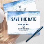 Pub Mitzvah Modern Typography Blue Foil Spara Datumet<br><div class="desc">Se till att alla dina vänner och släktingar kan fira er sons milstolpe Pub Mitzvah! Skicka ut den här coolan, ett unikt, modernt personlig "Spara datummeddelande". Metallisk ljusblå foliepensel, med fet, marin blå typografi och David Star, täcker över en enkel, vit bakgrund. Anpassa anpassningsbarna till Pub Mitzvas namn och datum....</div>