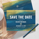 Pub Mitzvah Modern Typography Turcos Gold Foil Spara Datumet<br><div class="desc">Se till att alla dina vänner och släktingar kan fira er sons milstolpe Pub Mitzvah! Skicka ut den här coolan, ett unikt, modernt personlig "Spara datummeddelande". Folipenseldrag för metallisk guld och David Star, tillsammans med fet, vit typografi, täcker över en rik, turkosa blå, ombre-färgbakgrund. Anpassa anpassningsbarna till Pub Mitzvas namn...</div>