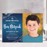 Pub Mitzvah Photo Navy Blue Ombre Agate-skript Inbjudningar<br><div class="desc">Var stolt, gladd och visa den här milstolpen av Pub Mitzvah! Skicka ut den här coolan, en unik, modern fotoinbjudan till personligen för en händelse att komma ihåg. På den lämnat sidan, vita skript, fet typografi och David stjärna, tillsammans med stålblåagat accentuerat med faux silver vener, täcker över en djup...</div>