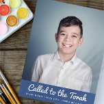 Pub Mitzvah Simple Anpassningsbar Photo Inbjudan<br><div class="desc">Design består av sans serif-typografi och lekfull kursiv skripttypografi på en enkel bakgrund. Lägg till ett foto för vågrät anpassningsbar. Finns här: http://www.zazzle.com/store/selectpartysupplies</div>