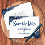 Pub Mitzvah Simple Modern Navy Blue Agate Script Spara Datumet<br><div class="desc">Se till att alla dina vänner och släktingar kan fira er sons milstolpe Pub Mitzvah! Skicka ut den här coolan, ett unikt, modernt personlig "Spara datummeddelande". Tungblå manustypografi och David Star täcker över en enkel, vit bakgrund med stålblå agate sten accentuerad med faux silver vener. Ditt meddelande om anpassningsbar och...</div>