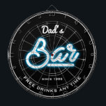 Pub Pappa som någon Namn Blue Neon Effect Funny Sl Darttavla<br><div class="desc">Pappa eller namn pub med blått neon-effektskript på svart bakgrund. Använda bara alternativet "Anpassa den här mallen" om du vill ändra texten. Fri dryck oavsett tidpunkt med typografi.</div>