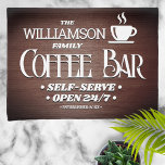 Pub-timmar för Namn-kaffe Kökshandduk<br><div class="desc">Välkomna alla dina gäster till kaffe med den här anpassningsbarna med en roligt hälsning till ditt kaffe pub och din familj namn.</div>