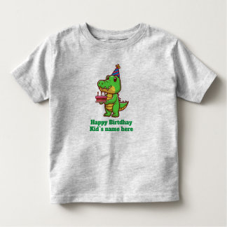 Publika med födelsedagskalkkaka för barn i grattis t shirt
