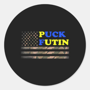 Puck Futin står med Ukrainas amerikanska flagga Runt Klistermärke