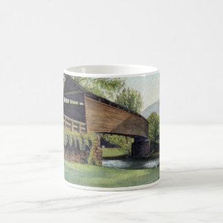 Puckelryggen överbryggar muggen kaffemugg