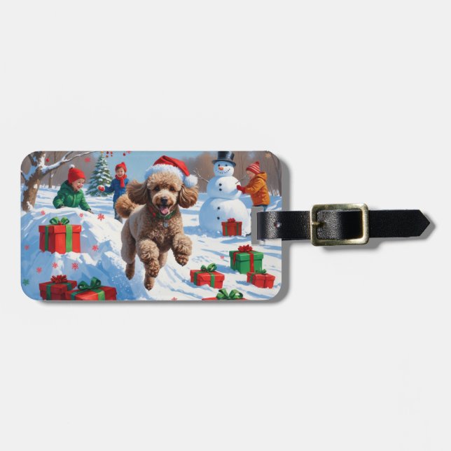 Pudel springer i snö med julhatt bagagebricka (Horisontell Framsida)