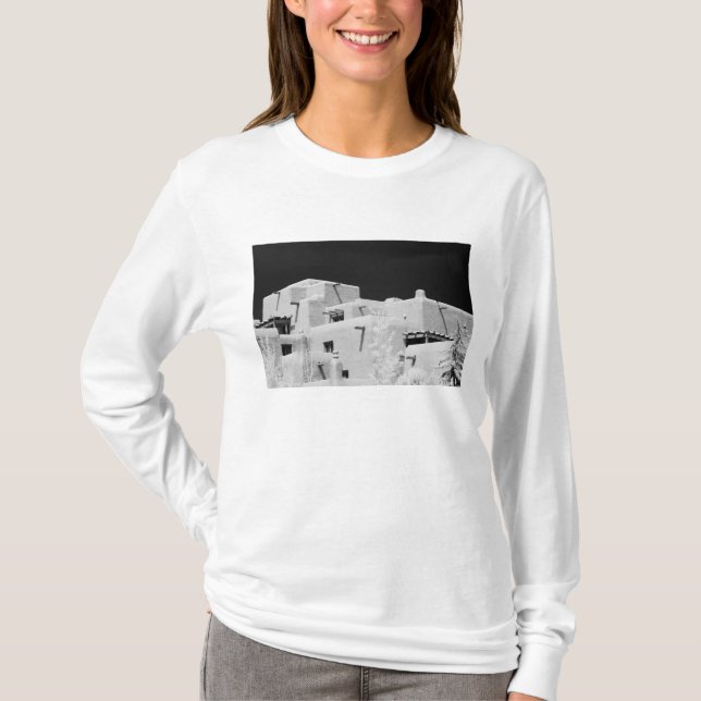 Pueblo stil adobe Inn vid Loretto, Santa Fe, New T-shirt (Framsida)