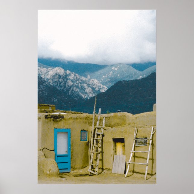 Pueblo Taos & Mountains Poster (Framsidan)