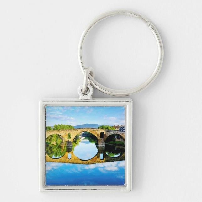 Puente La Reina Fyrkantig Silverfärgad Nyckelring (Framsidan)
