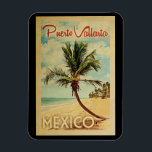 Puerto Vallarta Handflatan Träd Vintage resor Magnet<br><div class="desc">En unik och modern Puerto Vallarta-konst i mitten av århundradet i vintage resor poster stil. Den har en böjd handflatan träd på sandstranden med hav under ett blått grumligt himlar.</div>