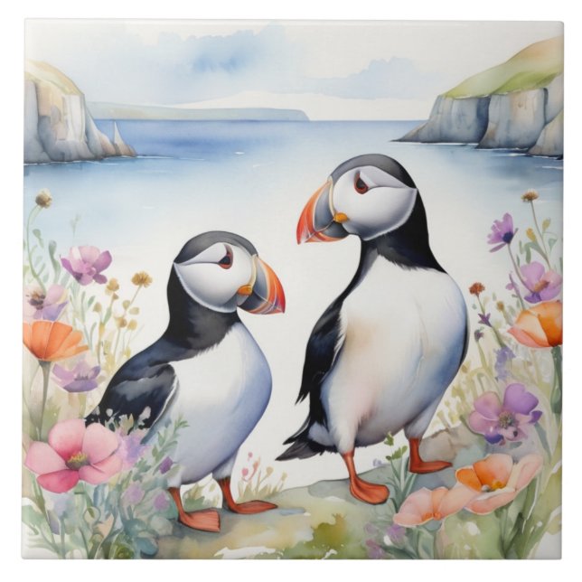 Puffin Birds på Blommigten Kusten med Wildblommor Kakelplatta (Framsidan)