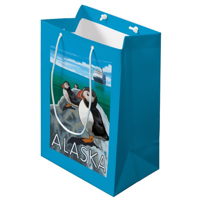 Puffins som håller ögonen på en kryssningfrakt (Framsidan Vinklad)