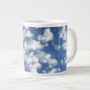 Puffy Clouds på Blå himmel Jumbo Mugg
