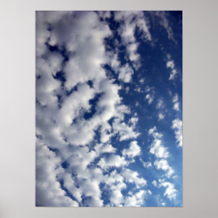 Puffy Clouds på Blå himmel Poster