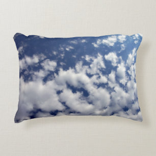 Puffy Clouds på Blå himmel Prydnadskudde