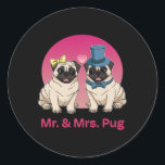 Pug Älskare Bröllop Newlyged Bride Groom Mr. och M Runt Klistermärke<br><div class="desc">Pug Älskare Bröllop Newlyged Bride Groom Mr. och Pug Cute</div>