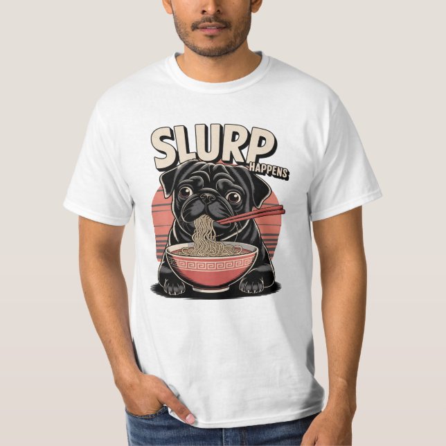 Pug Eating Ramen Funny Slurp Happens T Shirt (Framsida)