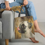Pug, fjäril och universum tygkasse<br><div class="desc">Pug, Butterfly och Universe Hund Tote Bag - vi måste erkänna att detta är en av våra favoritprodukter. Här presenterar vi ett mycket kreativ till väskan med en snygg pug-hund som funderar på ett stort gult med sina stjärnor och ett måne och samtidigt försiktigt slickar en bräcklig fjäril. Den här...</div>