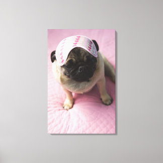 Pug hund med öga mask på huvud sitta på sängen, canvastryck