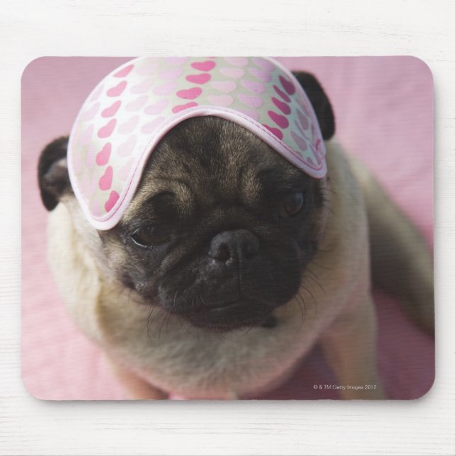 Pug hund med öga mask på huvud sitta på sängen, musmatta (Framsidan)