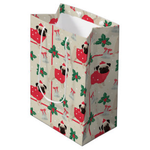 Pug Hund Wearing Sweater & Santa Hat