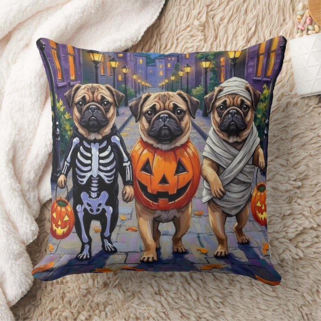 Pug Hundar Trick eller Treating in Halloween Costu Kudde (Filt)
