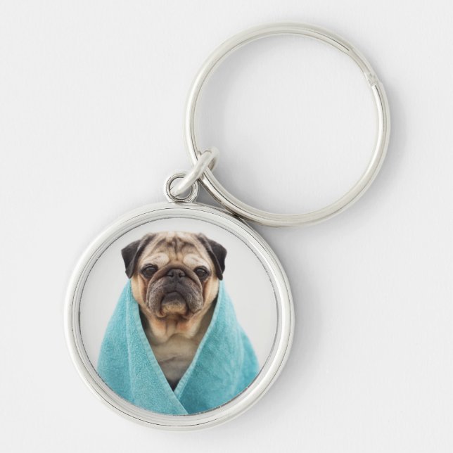 Pug in i ett torn rund silverfärgad nyckelring (Framsidan)