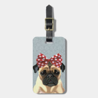 Pug med rött skoblock på huvud 2