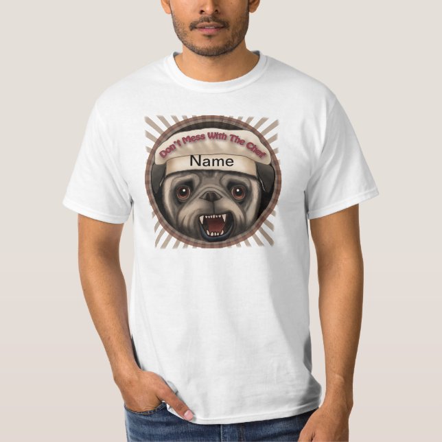 Pug  med t-shirt av Chef (Framsida)