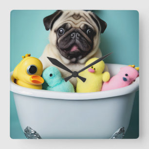 Pug Paradise: En baddräkt i Tub Fyrkantig Klocka