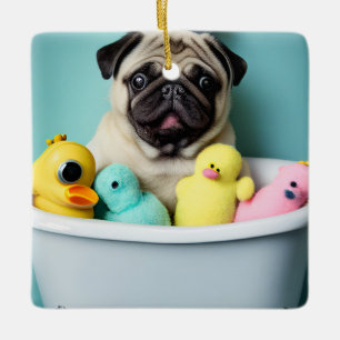 Pug Paradise: En baddräkt i Tub Julgransprydnad Keramik