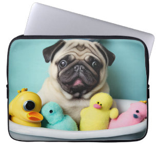 Pug Paradise: En baddräkt i Tub Laptop Fodral