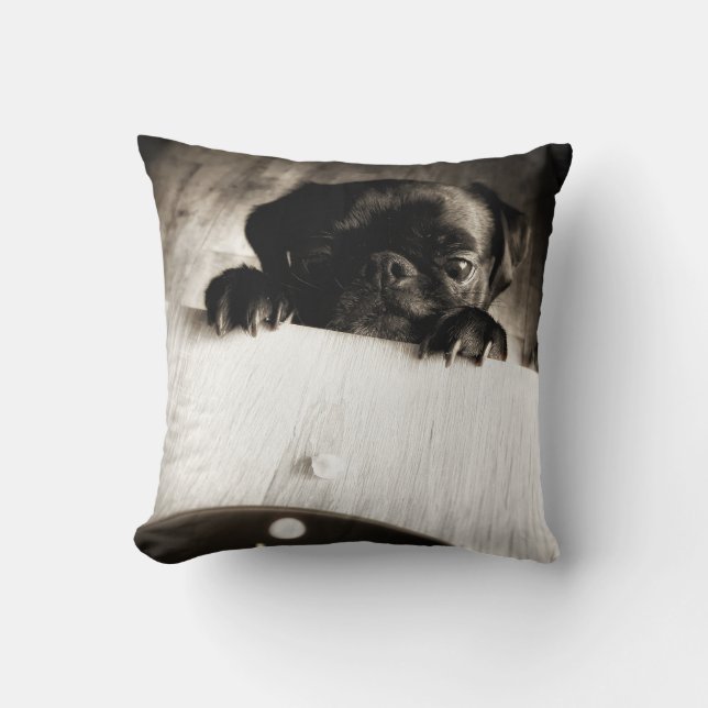 pug peeking in bw kudde (Framsida)