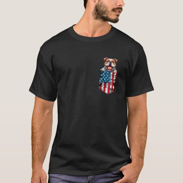 Pug Pocket 4th of July American Flag Funny Patriot T Shirt (Framsida)