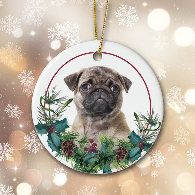 Pug Puppy Hund Evergreen Berry Wandan Julgransprydnad Keramik (Skapare uppladdad)