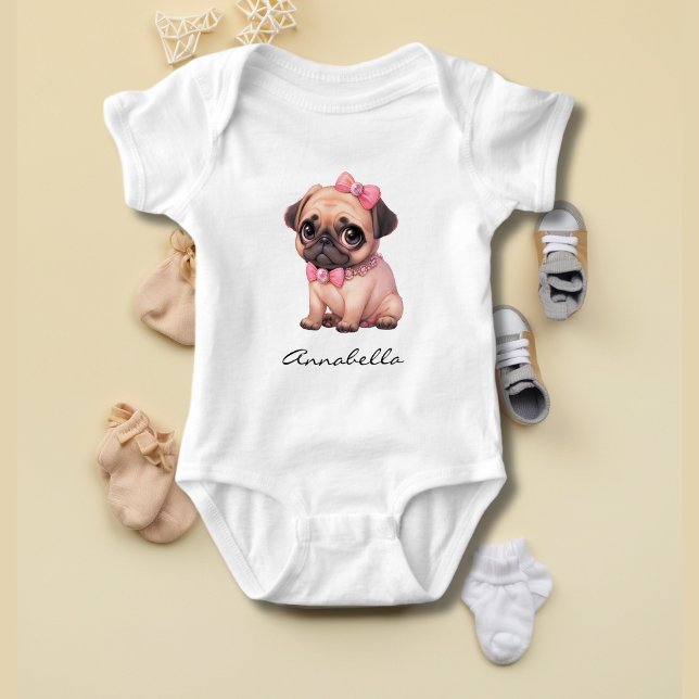 Pug Puppy med eget namn för Rosa Bow Illustration T Shirt (Pug Puppy With Pink Bow Illustration Custom Name - Adorable Dog Lover Baby Apparel)