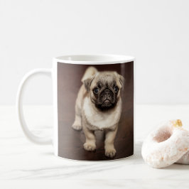 Pug Puppy på polerat trä Golv Kaffemugg