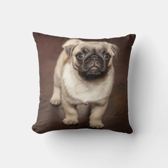 Pug Puppy på polerat trä Golv Kudde (Framsida)