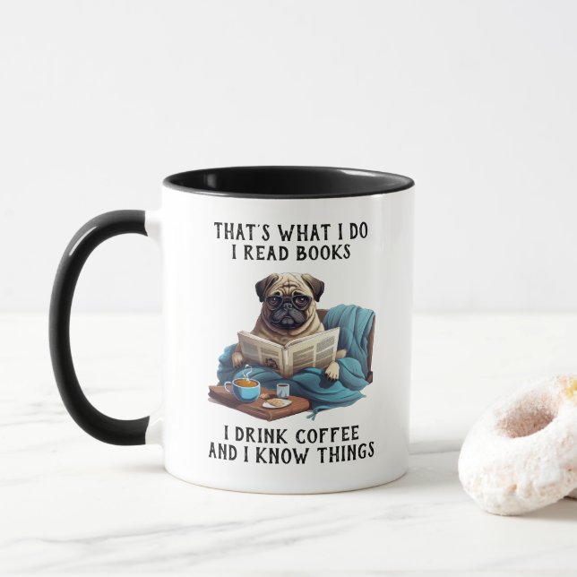 Pug Reading Bokar och Drinking Coffee Mugg (Med munk)