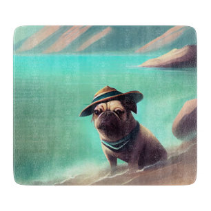 Pug som njuter av att måla på strand