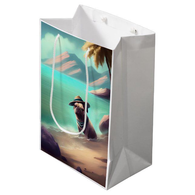 Pug som njuter av att måla på strand (Framsidan Vinklad)