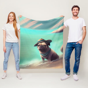 Pug som njuter av att måla på strand fleecefilt