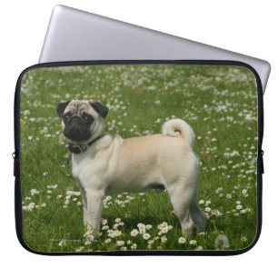 Pug som spelas i blommor laptop sleeve